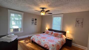 2 bedrooms, desk, iron/ironing board, WiFi