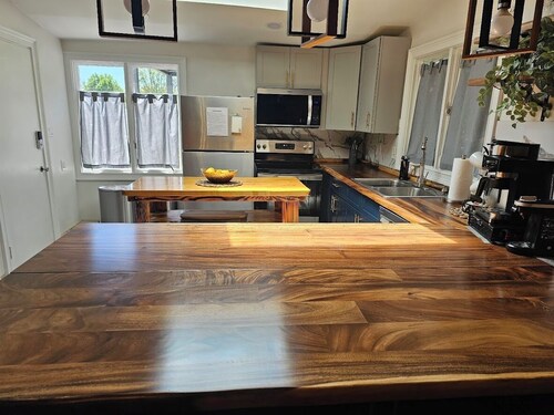 Charming Waterfront Home: Spacious, Modern, Near Attractions & Universities