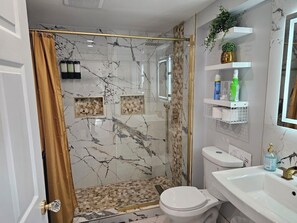 Shower, hair dryer, towels, soap - Charming Waterfront Home: Spacious, Modern, Near Attractions & Universities (Hampton)