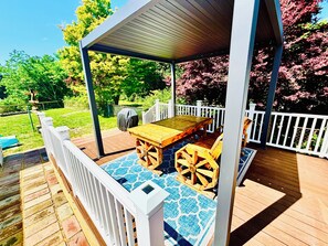 Outdoor dining - Charming Waterfront Home: Spacious, Modern, Near Attractions & Universities (Hampton)