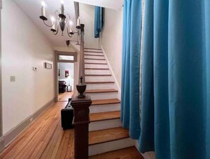 Interior - Charming Waterfront Home: Spacious, Modern, Near Attractions & Universities (Hampton)