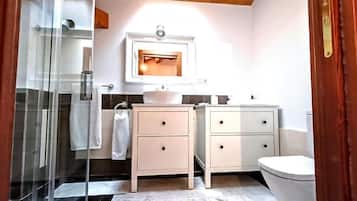 Apartamento estándar, 1 cama de matrimonio, no fumadores | Baño | Ducha, secador de pelo, toallas y jabón