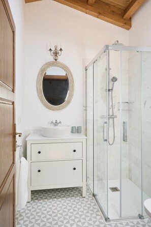 Appartement supérieur, 1 très grand lit, non-fumeur | Salle de bain | Douche, séchoir à cheveux, serviettes fournies, savon