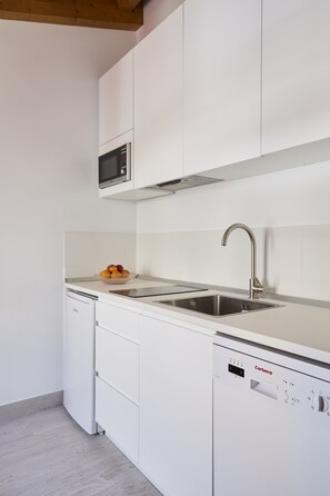 Superior-huoneisto, 1 suuri parisänky, tupakointi kielletty | Yksityinen keittonurkkaus | Jääkaappi, mikroaaltouuni, uuni, liesi