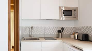 Standard Apartment, 1 Queen Bed, Non Smoking | Private kitchen | Fridge, microwave, oven, stovetop