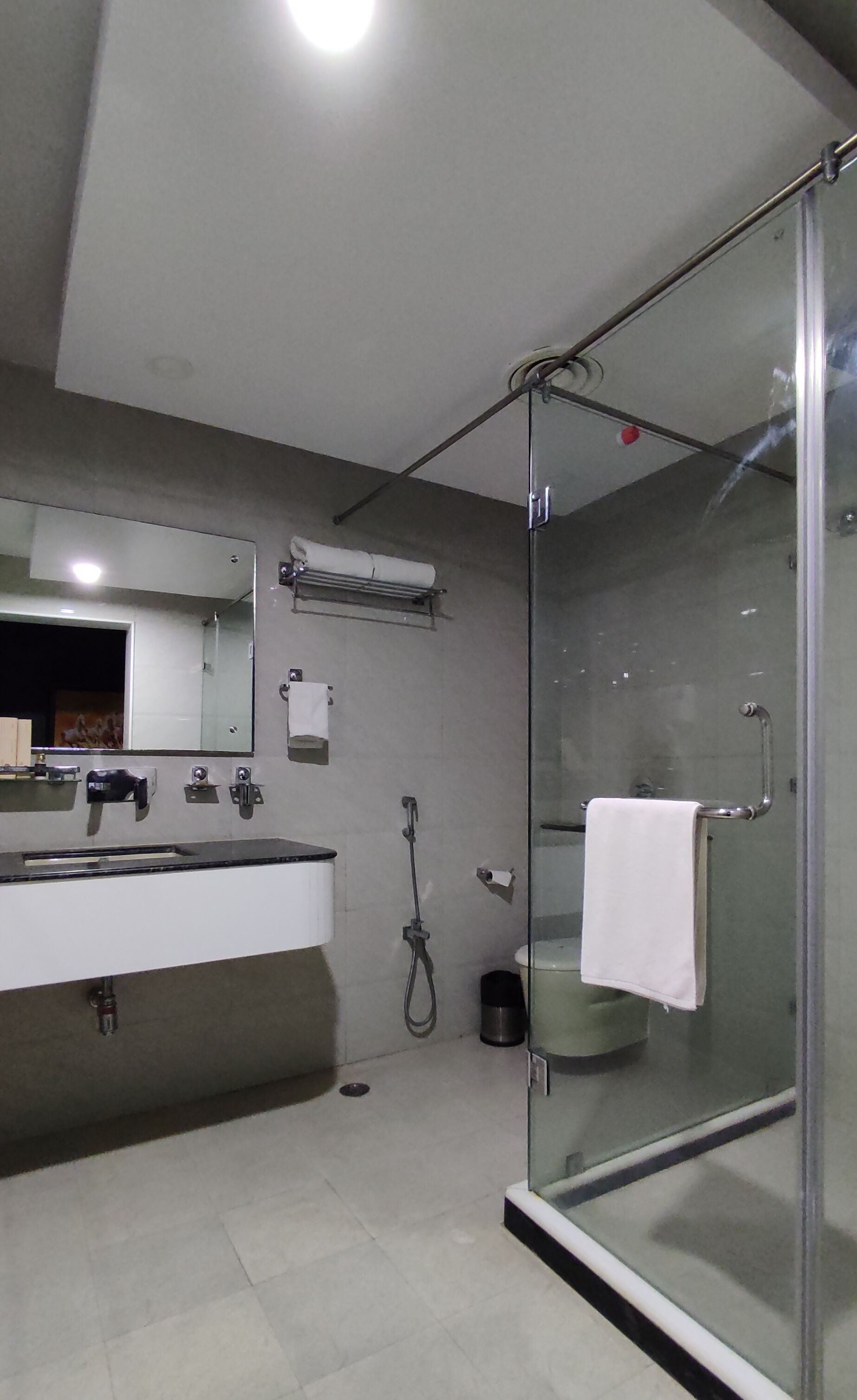 Habitación ejecutiva | Baño | Regadera, amenidades de baño gratuitas, secadora de cabello, pantuflas 