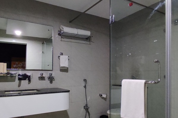 Habitación ejecutiva | Baño | Regadera, amenidades de baño gratuitas, secadora de cabello, pantuflas