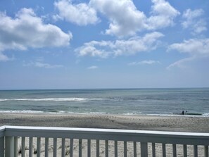 Sur la plage, chaise longue, serviettes de plage
