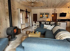 Smart TV y chimenea 