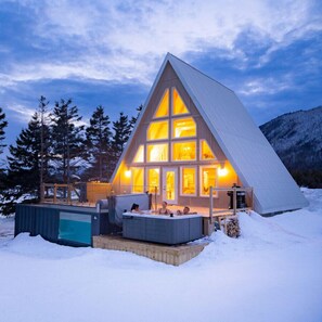 Outdoor spa tub - Mystical Beachfront Chalet , Hot tub , Sauna and Heated Container Pool (Cape Breton)