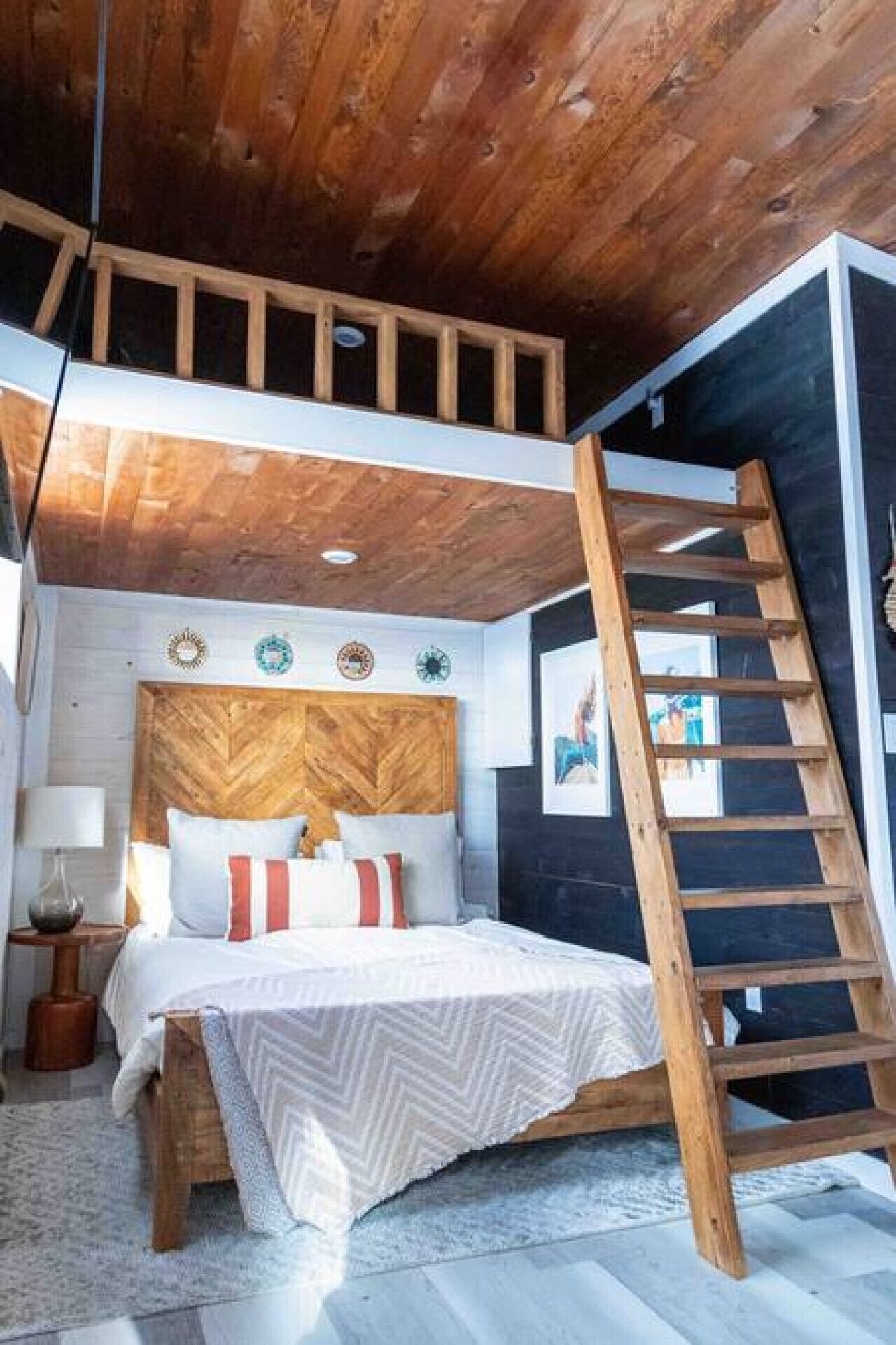 2 slaapkamers, een bureau, een strijkplank/strijkijzer, reisbedje