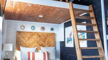 2 slaapkamers, een bureau, een strijkplank/strijkijzer, reisbedje