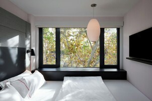 고급 침구, 필로우탑 침대, 객실 내 금고, 책상