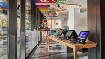 Kios check-in/check-out