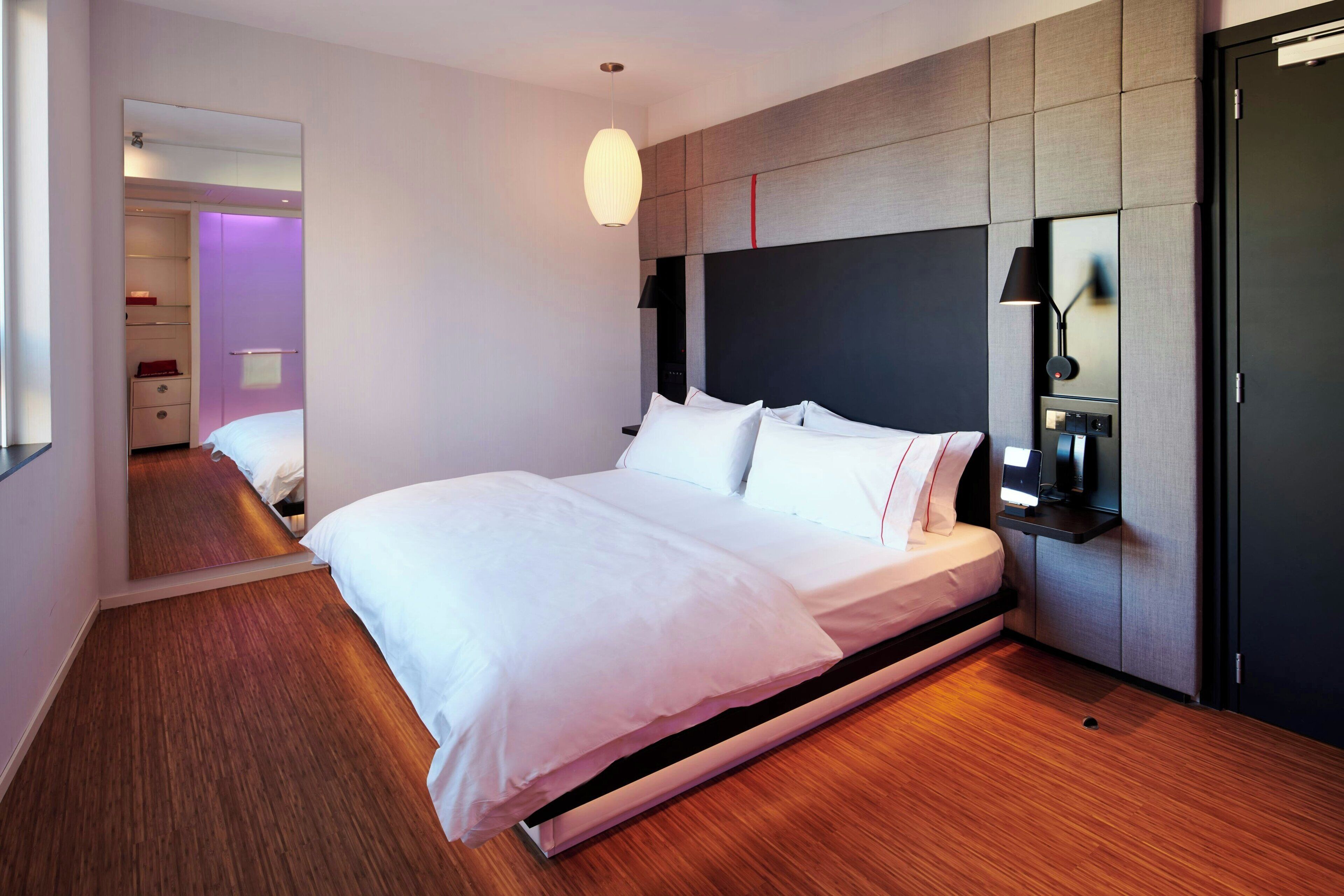 Huone, 1 suuri parisänky (Mobility Accessible, Roll-In Shower) | Ylelliset vuodevaatteet, pillowtop-patjalliset sängyt