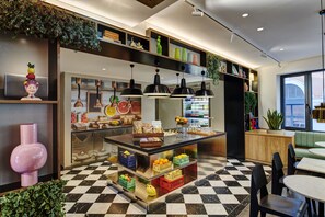 Bữa sáng buffet hàng ngày (18.00 EUR/mỗi người) 