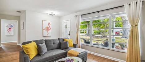 Een smart-tv en boeken