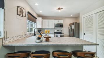 Køleskab, mikrobølgeovn, ovn, kogeplade