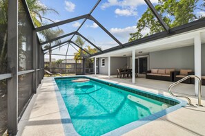 Una piscina al aire libre, una piscina climatizada