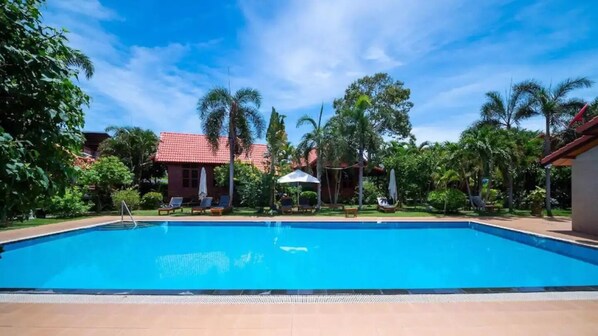 Outdoor pool - Bang Saray Village Resort (Sattahip)