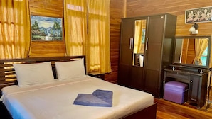 Tradisjonell bungalow, 1 kingsize-seng, bassengutsikt | 1 soverom, wi-fi (inkludert) og sengetøy