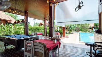 Poolbar