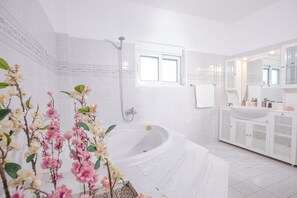 Exclusive-Villa, 3 Schlafzimmer, eigener Pool | Badezimmer | Duschwanne, Haartrockner, Bademäntel, Handtücher