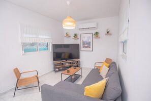 Villa exclusiva, 3 habitaciones, piscina privada | Zona de estar | Una televisión LCD, una chimenea, Netflix, servicios de streaming