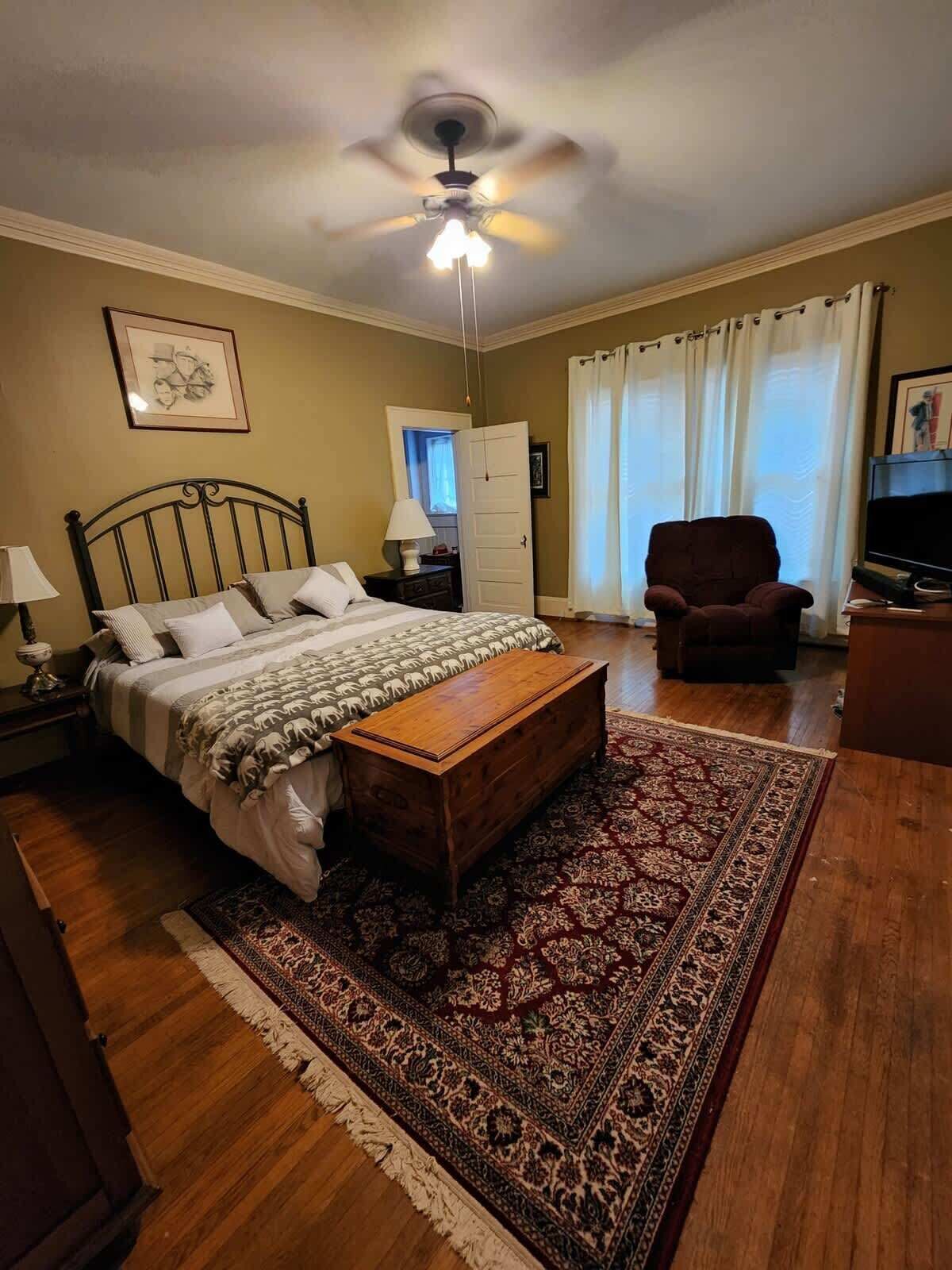 3 bedrooms, iron/ironing board, WiFi, bed sheets