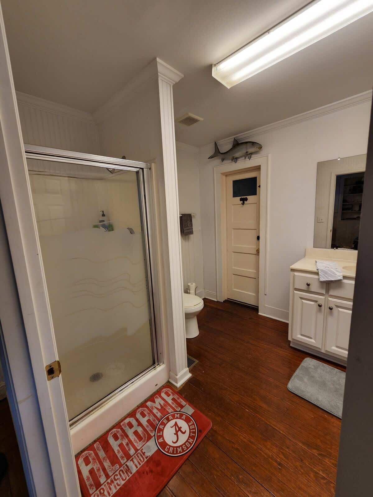 Bathtub, hair dryer, towels, shampoo