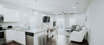 6BR/4BA Jax Beach Duo, Pet Friendly, Near Beach & Easy Drive to Stadium