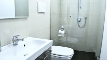 Doccia, asciugacapelli, bidet, asciugamani