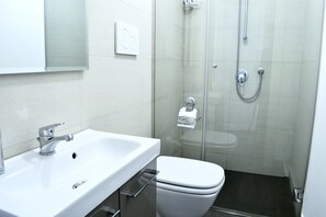 Dusche, Haartrockner, Bidet, Handtücher