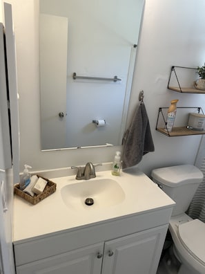 Douche, serviettes fournies, savon, shampoing