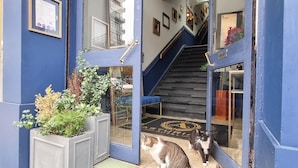 A hotel entrance with a blue exterior, a staircase, and a doormat with a logo. - Hotel Asturias (Vina del Mar)