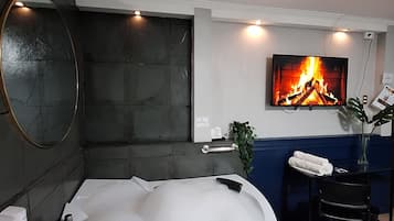 Premium Studio Suite | Blackout drapes, iron/ironing board, free WiFi, bed sheets