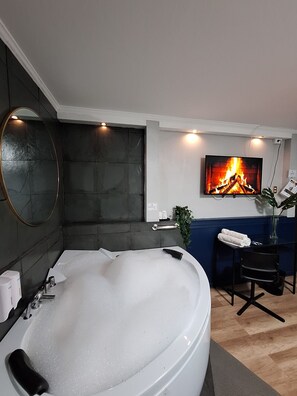 Premium Studio Suite | 1 bedroom, blackout curtains, iron/ironing board, free WiFi