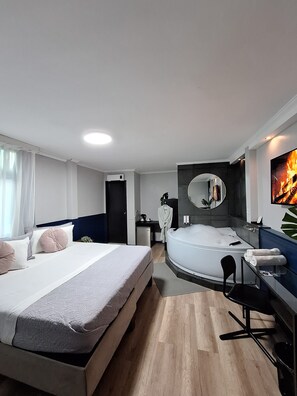 Suíte estúdio premium | Cortinas blackout, ferros/tábuas de passar roupa, Wi-Fi de cortesia