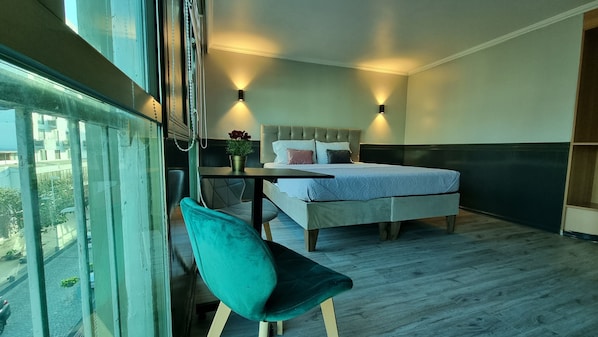 Deluxe Studio Suite | Blackout drapes, iron/ironing board, free WiFi, bed sheets