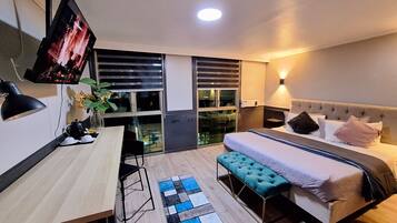 Deluxe Studio Suite | Blackout drapes, iron/ironing board, free WiFi, bed sheets