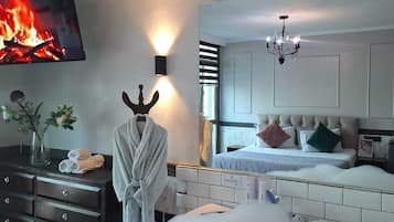 Luxury Double Room | Langsir/tirai gelap terus, seterika/papan seterika, Wi-fi percuma