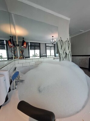 Chambre Double Luxe | Rideaux occultants, fer et planche à repasser, Wi-Fi gratuit