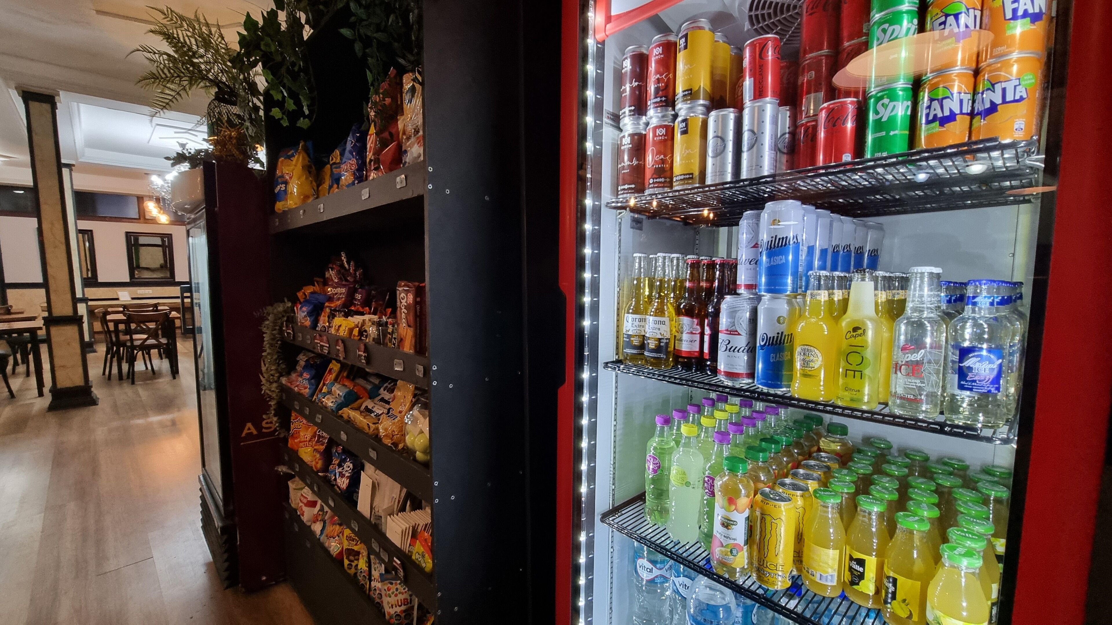 Máquina expendedora llena de refrigerios y bebidas.