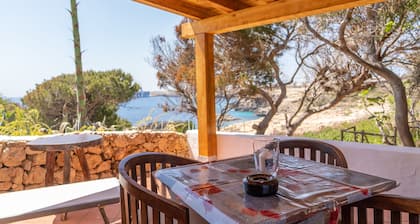 Dammuso detached cottage with sea view and garden in Lampedusa