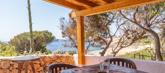 Dammuso detached cottage with sea view and garden in Lampedusa
