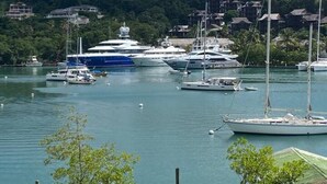 A marina with multiple yachts and sailboats docked. - Hibiscus cottage Marigot bay (Marigot bay)