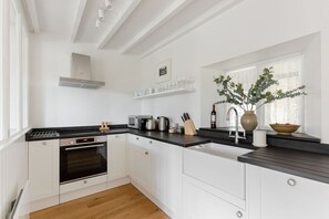 Fridge, microwave, oven, stovetop - Beautiful Converted Stable Near the Coast (Plymouth)