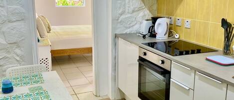 Fridge, oven, stovetop, coffee/tea maker