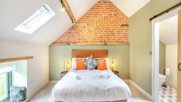 5 bedrooms, WiFi (free), bed sheets
