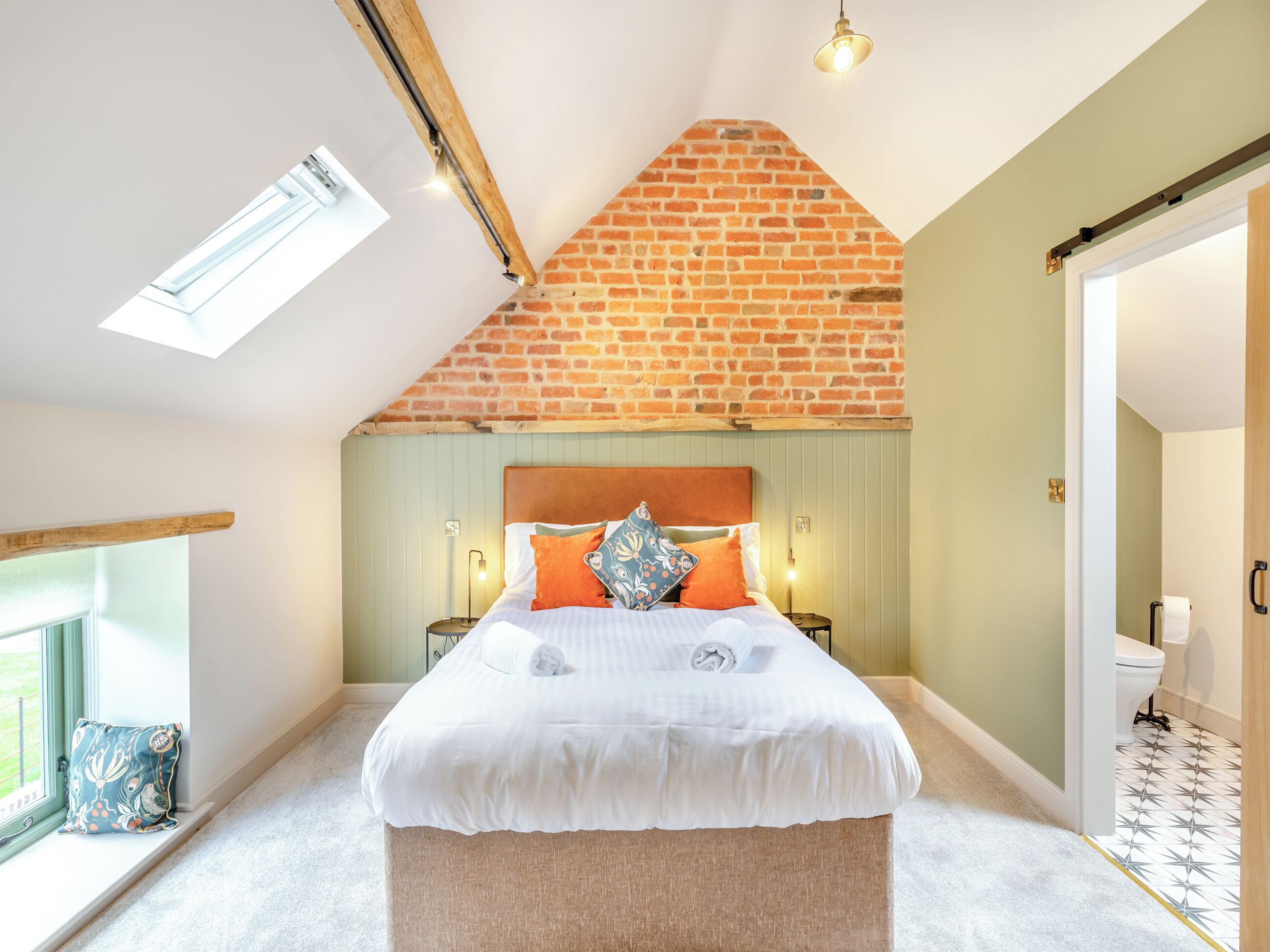 5 bedrooms, free WiFi, bed sheets, wheelchair access